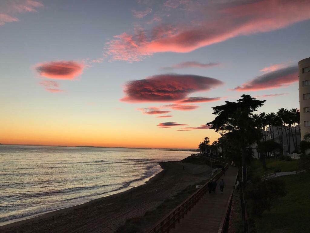 Apartment On Beach Mijas Sitio de Calahonda المظهر الخارجي الصورة