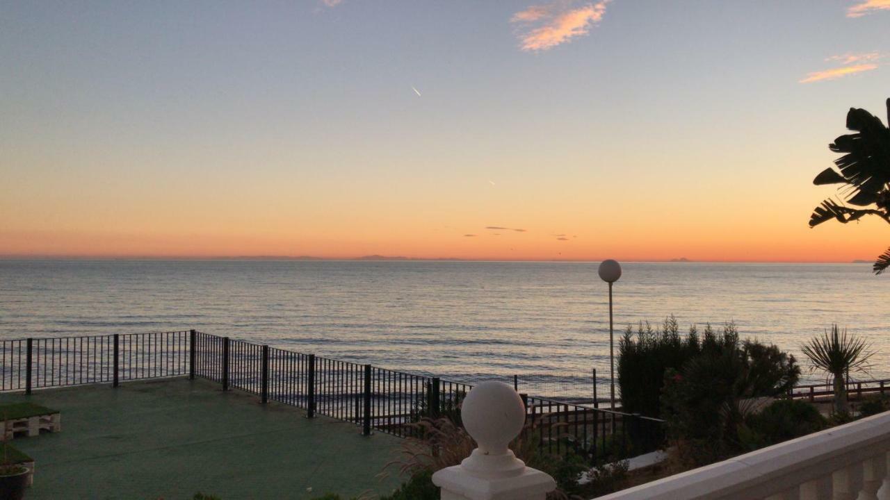 Apartment On Beach Mijas Sitio de Calahonda المظهر الخارجي الصورة