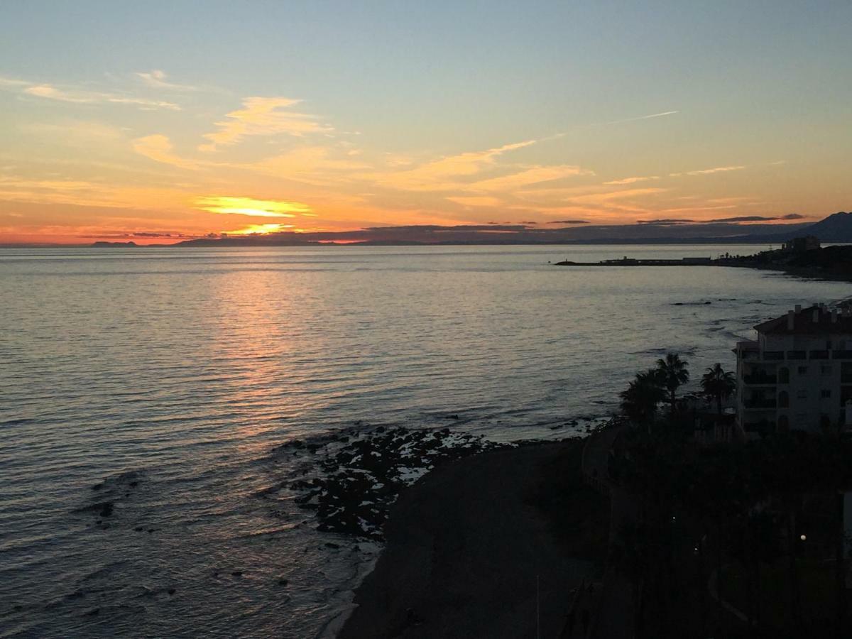 Apartment On Beach Mijas Sitio de Calahonda المظهر الخارجي الصورة