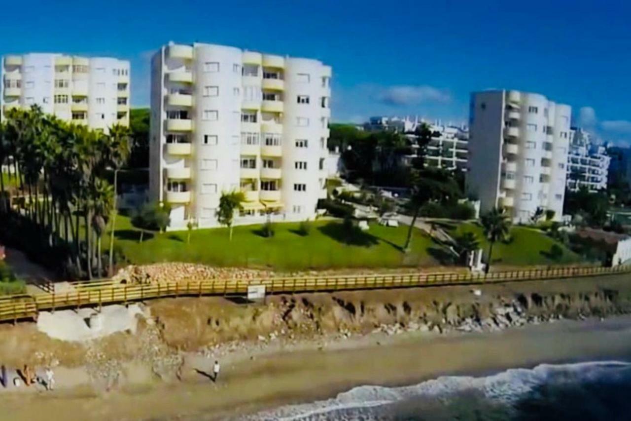 Apartment On Beach Mijas Sitio de Calahonda المظهر الخارجي الصورة